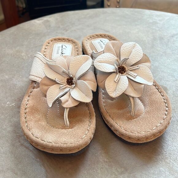Clarks Artisan Sz 5.5 White Leather Blossom Sandals EUC - Picture 1 of 6